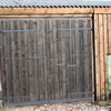 Fassade der Scheune mit Holz verkleidet und ein Scheunentor mit separater Tür neu eingebaut.